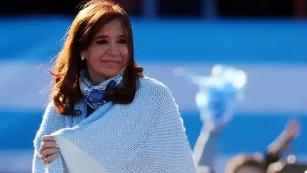 En plena indefinición del oficialismo, Cristina Kirchner volvió a manifestarse en medio de una fecha patria