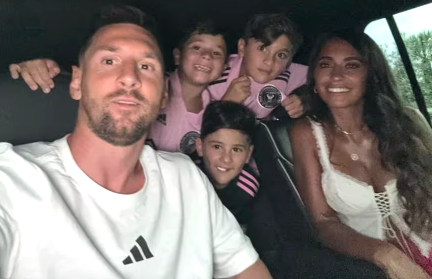 La familia Messi presente en un partido de Mateo, el hijo del crack argentino