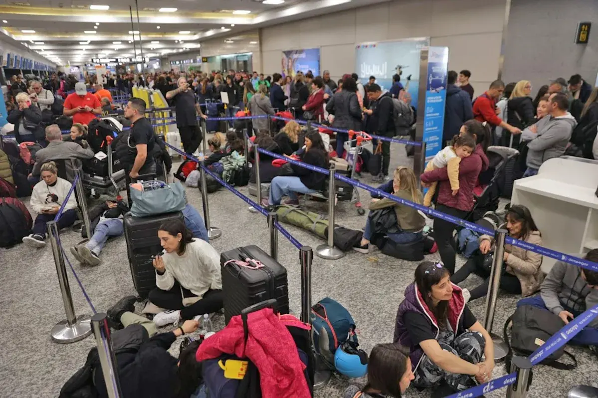 Largas filas en Migraciones y demoras para retirar equipaje: advierten importantes retrasos en los aeropuertos