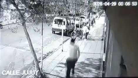 El momento en que el ladrón es atrapado robando una bicicleta fue captado por cámaras de seguridad.