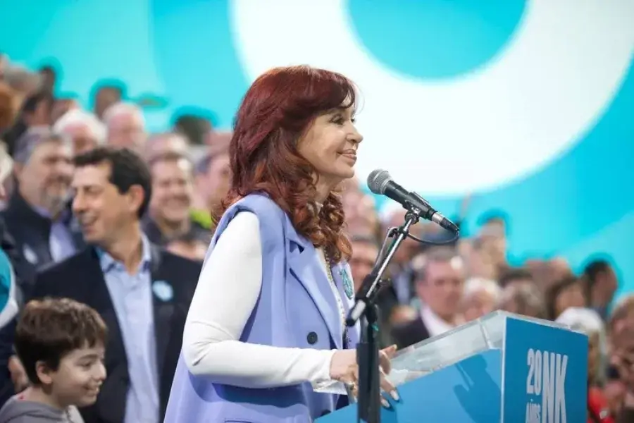Cristina Kirchner: “Milei no le pudo pasar la motosierra a la AUH sino que, ante el desastre económico, tuvo que duplicarla”