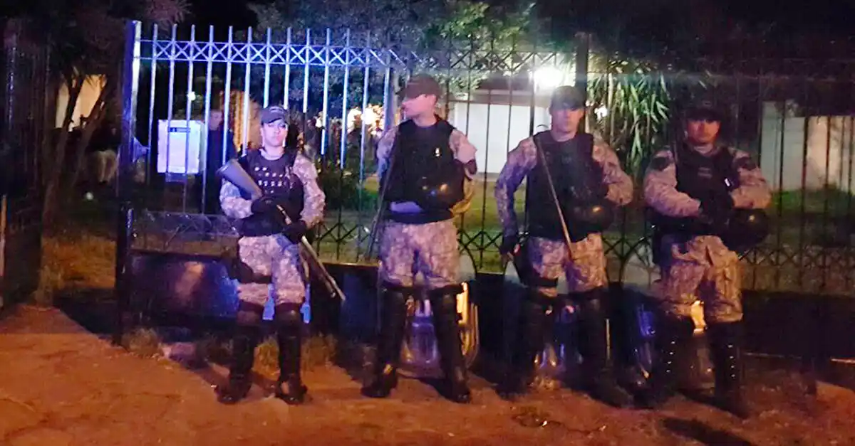 Desarticularon dos fiestas clandestinas e incautaron un arma y alcohol