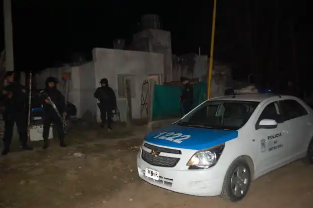 Allanamiento y vecinos detenidos en La Cuchilla por agredir a la Policía