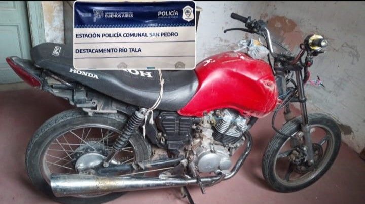 El conductor abandonó la moto y luego se comprobó que tenia la numeración de motor y chasis adulterada.