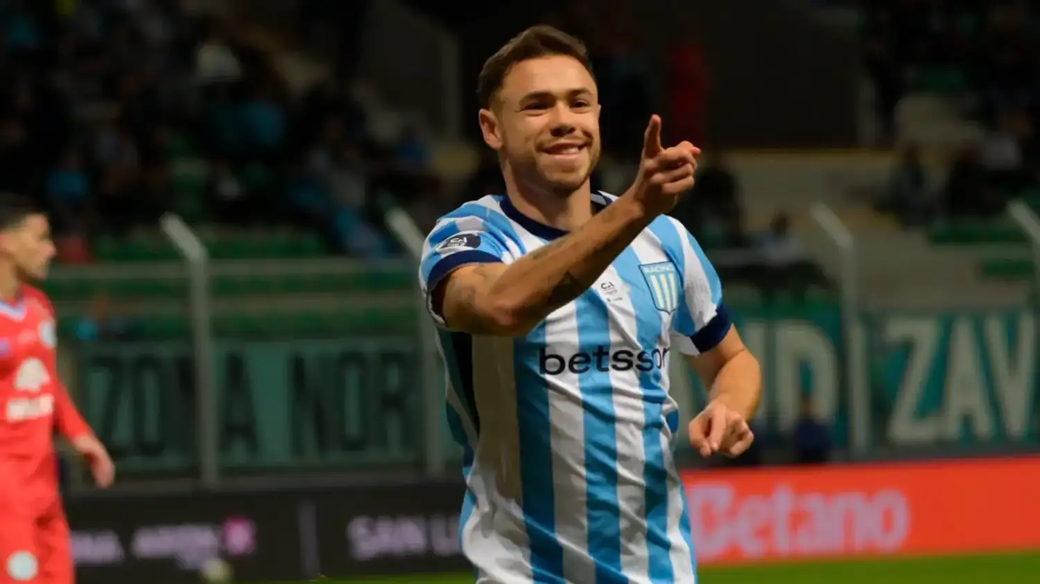 Conechny festeja el único gol.
