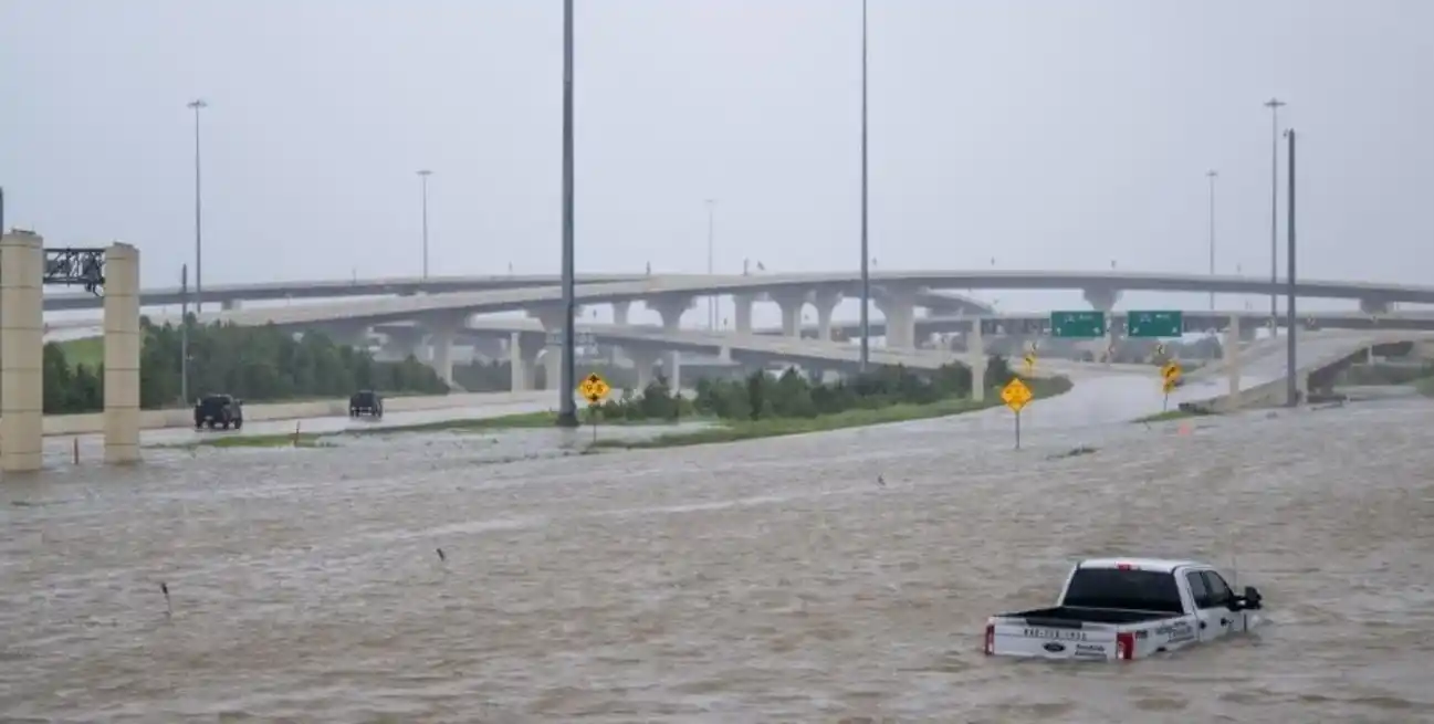 Beryl llegó con intensas lluvias y dejó autopistas inundadas en Houston.