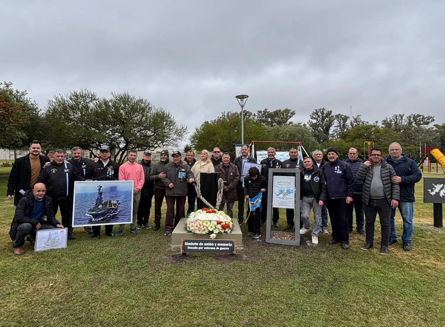 Homenaje a los héroes de Malvinas: colocaron la bita de amarre del portaaviones ARA 25 de Mayo en Pueblo Belgrano