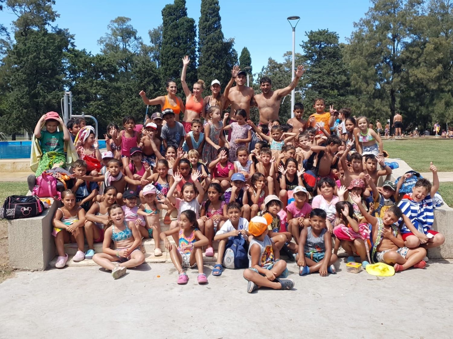 Más de 600 niños de diferentes edades disfrutaron de la pileta y actividades al aire libre.