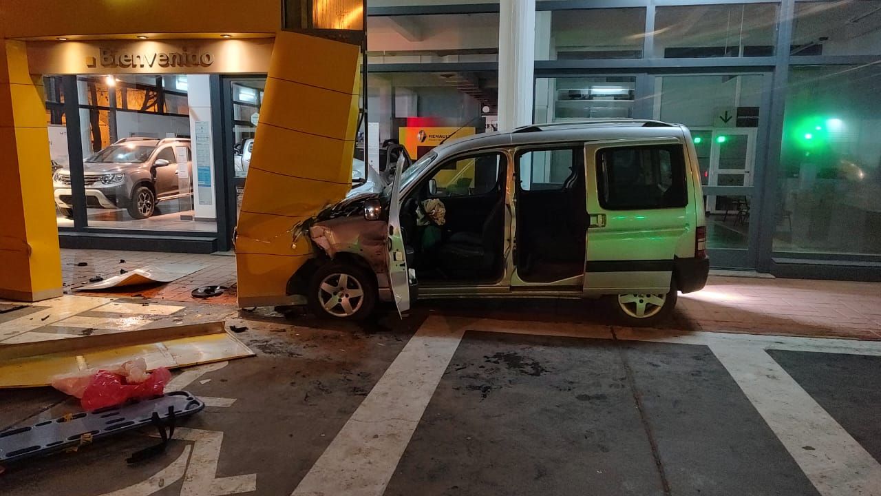 El utilitario con daños relevantes tras el accidente.