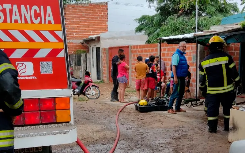 Grave incendio en French al 300, una propiedad donde viven varias familias