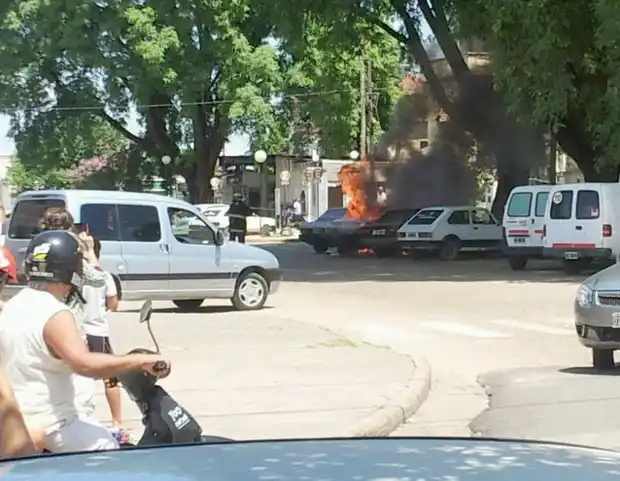 Video: tres autos se incendiaron en la puerta del Hospital 