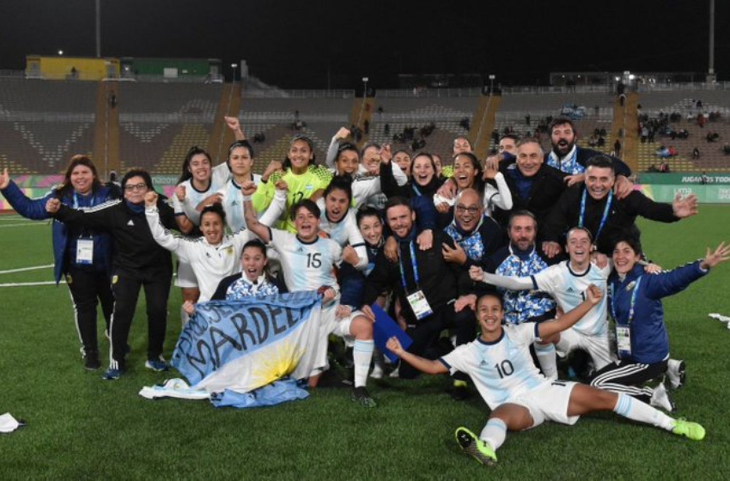 Argentina goleó a Paraguay y jugará la final por el oro