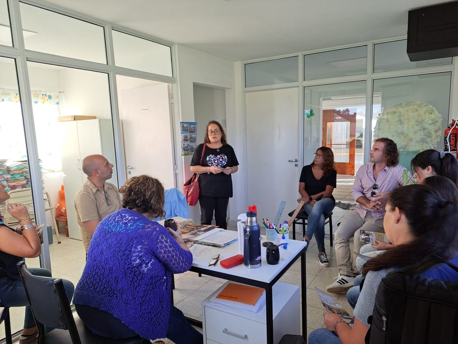Liliana Toobe (centro) dirigiéndose a los afiliados locales.