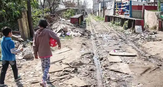 Educar en un país con su mitad de población bajo la línea de la pobreza