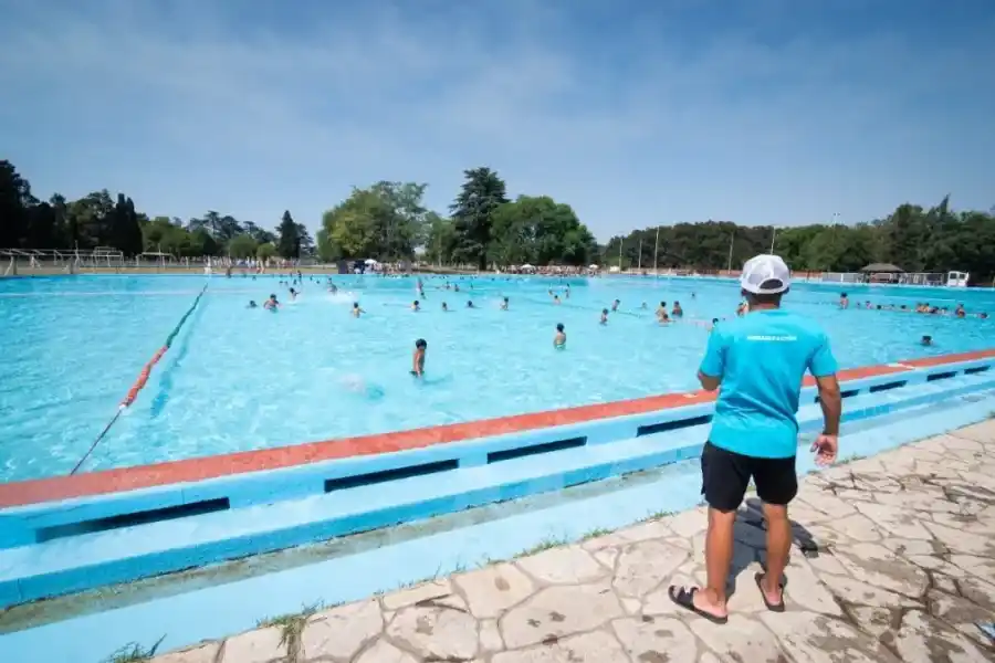 Una nena de tres años murió ahogada en una pileta: dos profesores de la colonia de vacaciones fueron detenidos