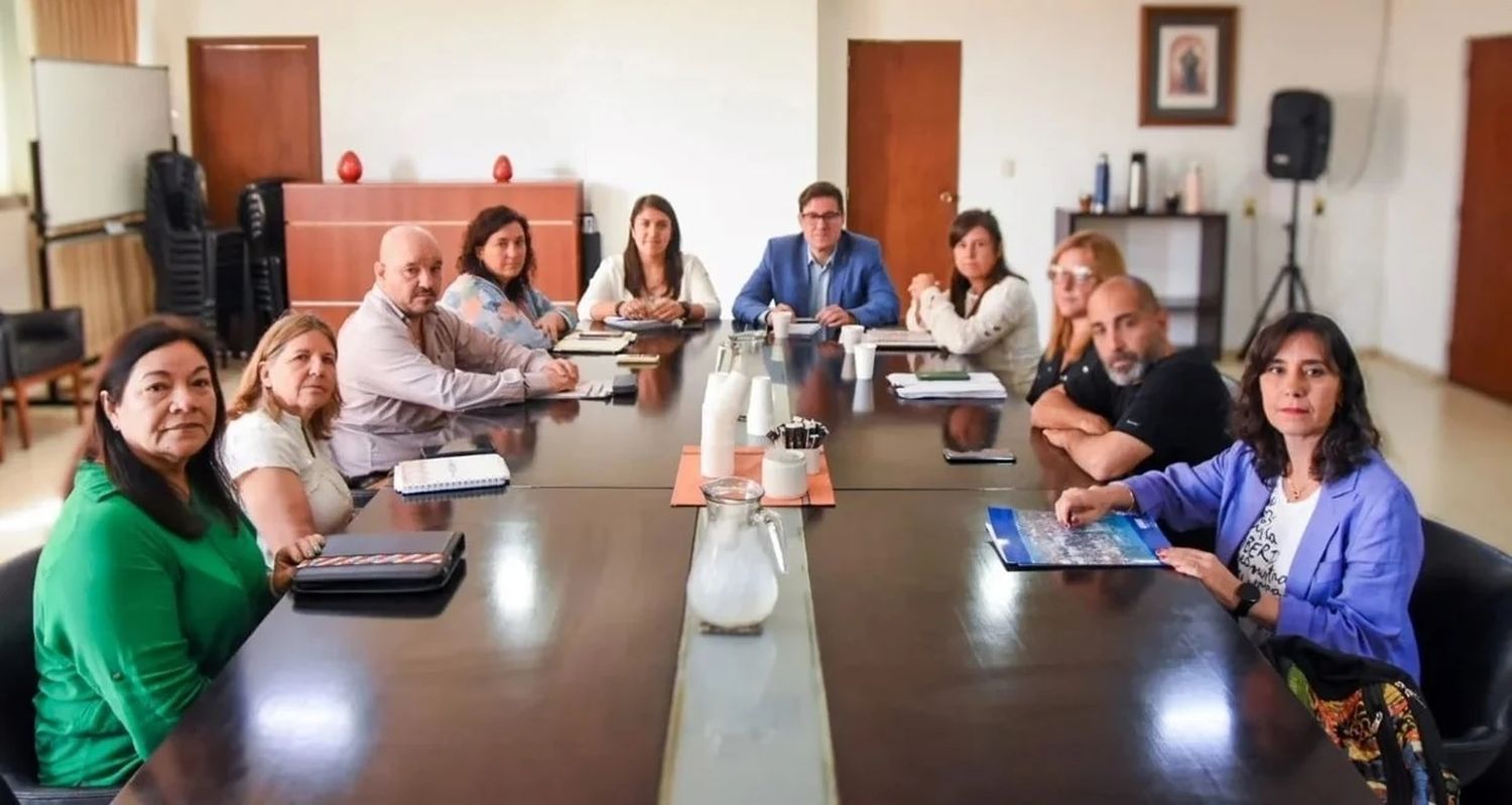 El ministro Goity se reunió este lunes con dirigentes del gremio Amsafe. El pasado viernes hizo lo propio con el Sadop. "Tomamos algunas observaciones, sugerencias y creemos que de aquí va a salir un decreto que es lo que vamos a efectivizar en el transcurso de la semana", indicó el ministro. Crédito: Gentileza