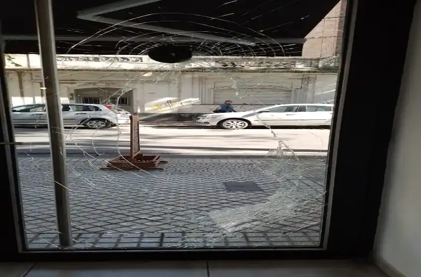 Robó y provocó destrozos en una panadería céntrica: «Fue más el daño que lo que se llevó»