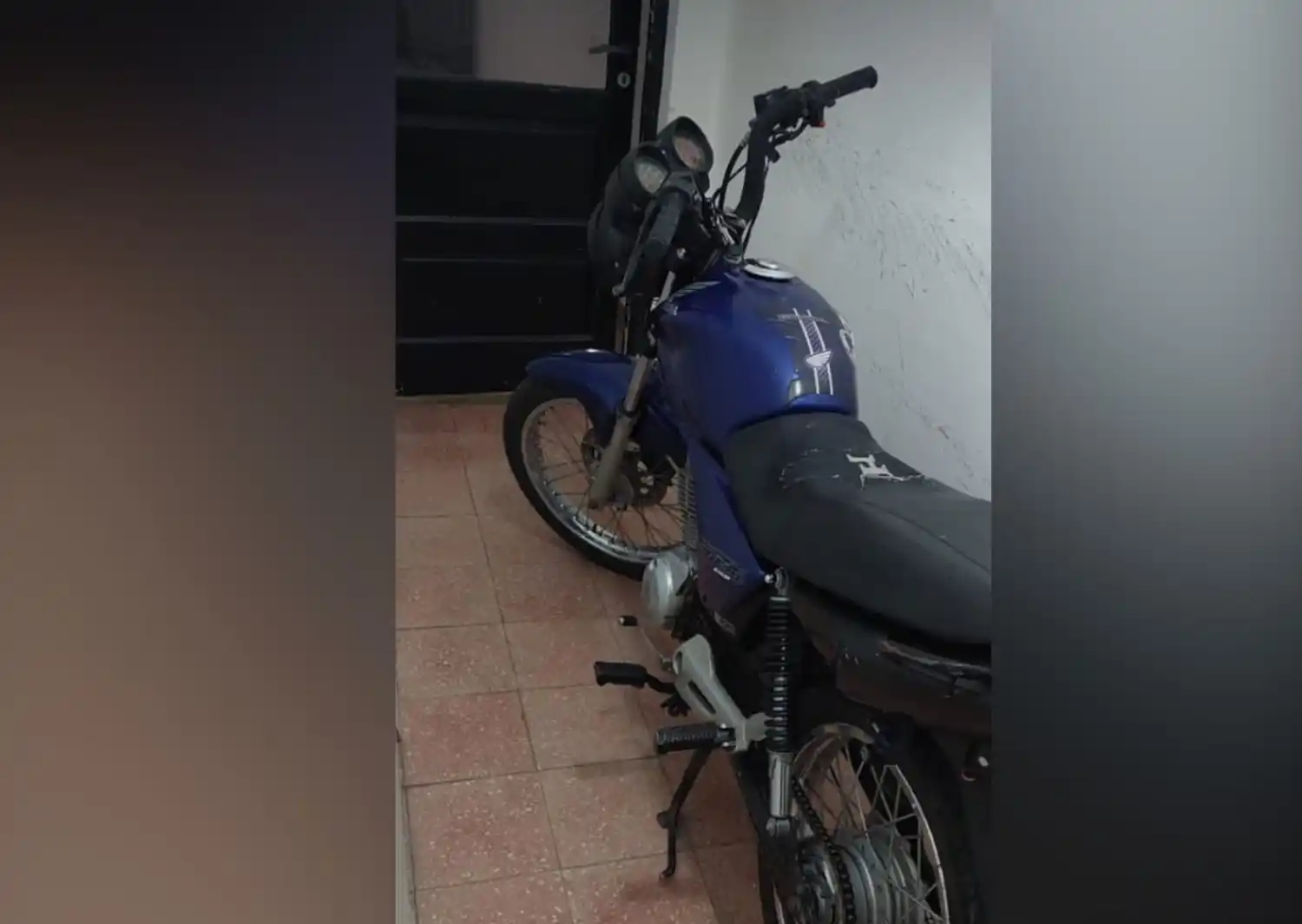 Entre las 21.30 y 22 le robaron la moto afuera de su casa.