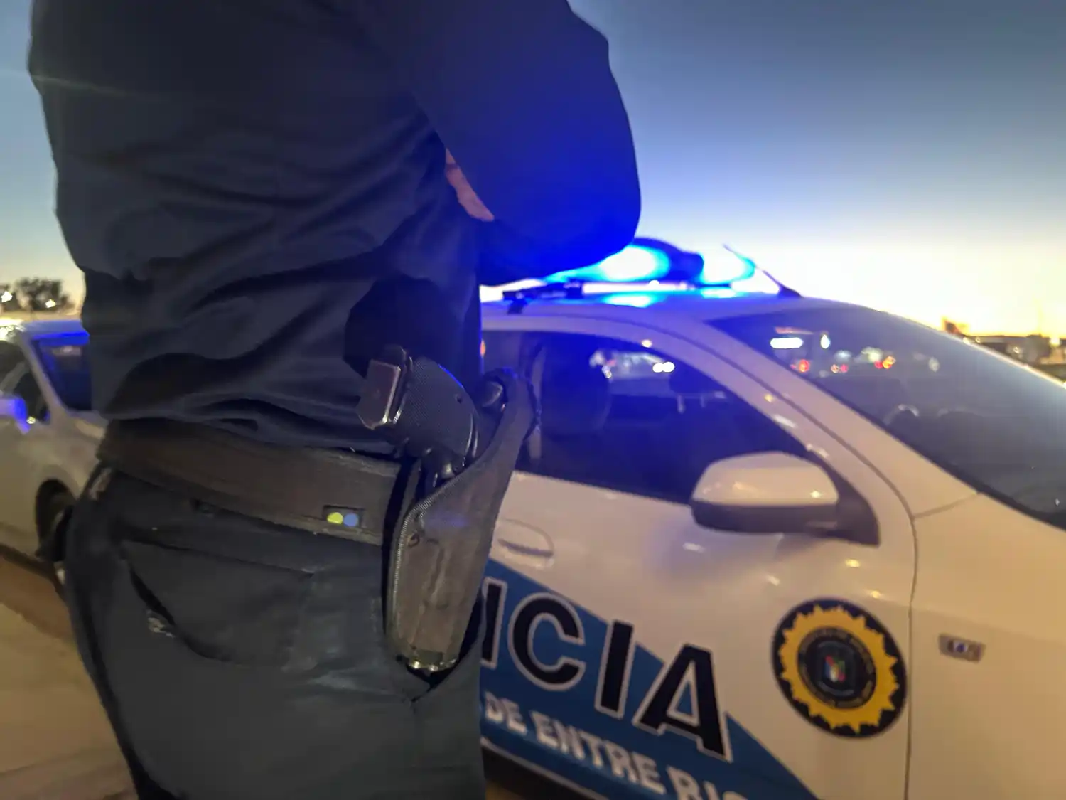 Un allanamiento terminó a los piedrazos en Gualeguaychú: una joven de 21 años fue detenida y hay 5 policías heridos