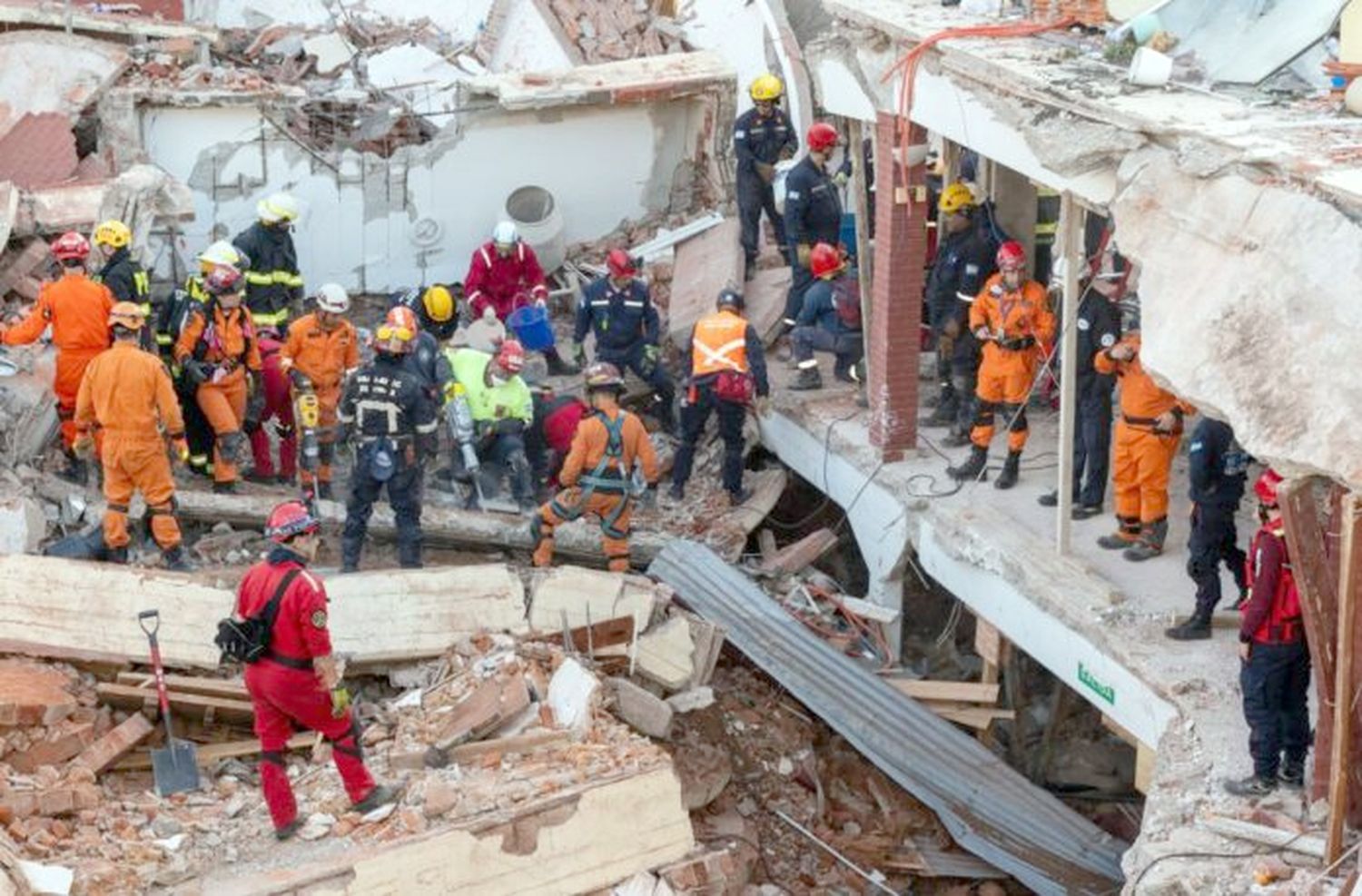 Bomberos trabajan en los restos del apart hotel Dubrovnik, en Villa Gesell.