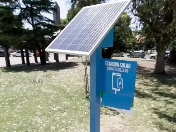 Rosario instalará estaciones solares para recargar celulares en plazas y espacios públicos