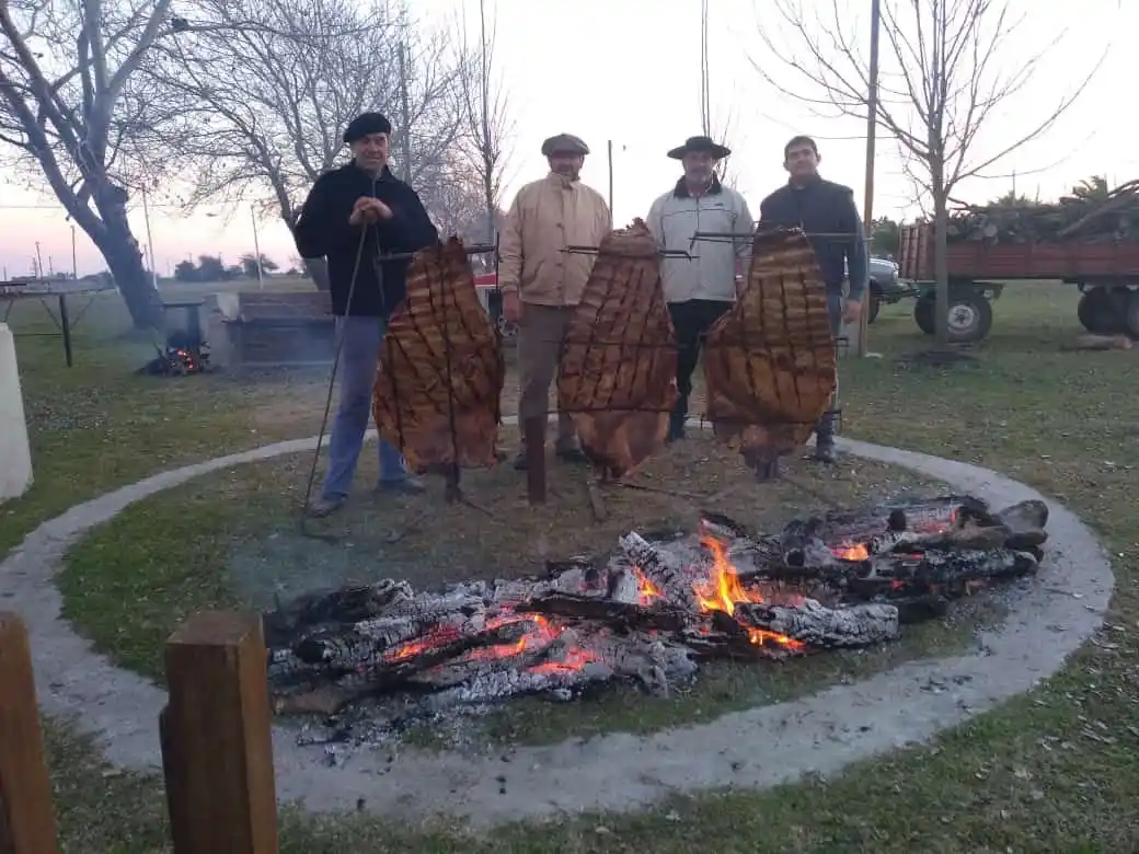 Treinta equipos de asadores concursan en la XII Fiesta del Costillar a la Estaca