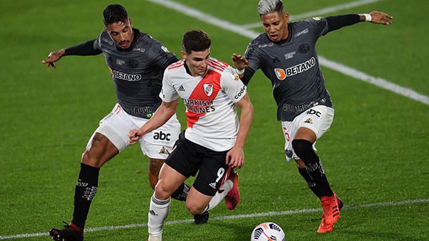 River va por la hazaña ante Mineiro para llegar a semifinales