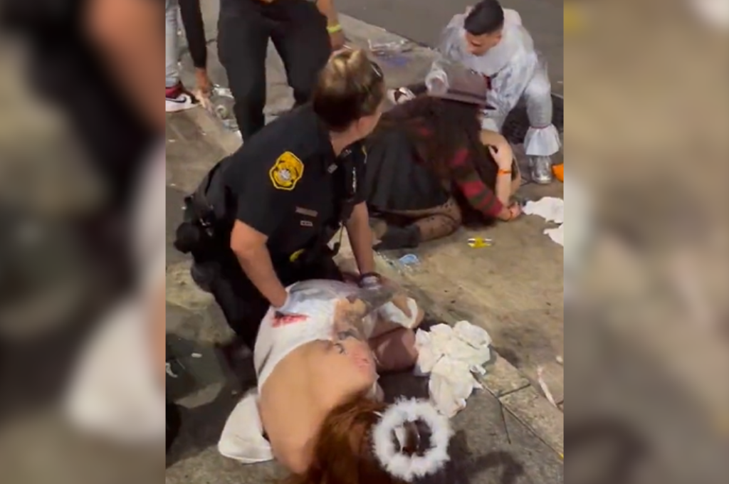 La policía asiste a los heridos tendidos en la calle