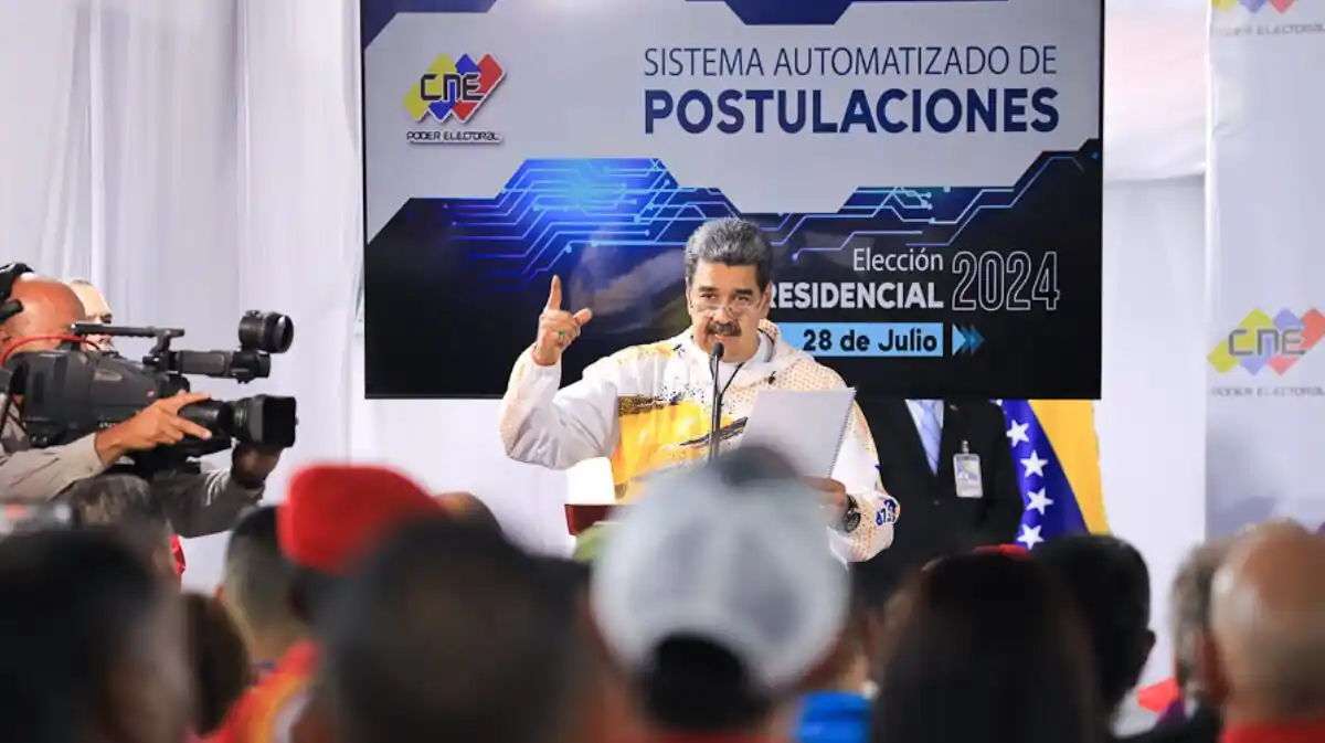 Maduro retó a «los apellidos y sus títeres» en la presentación de su candidatura ante el CNE