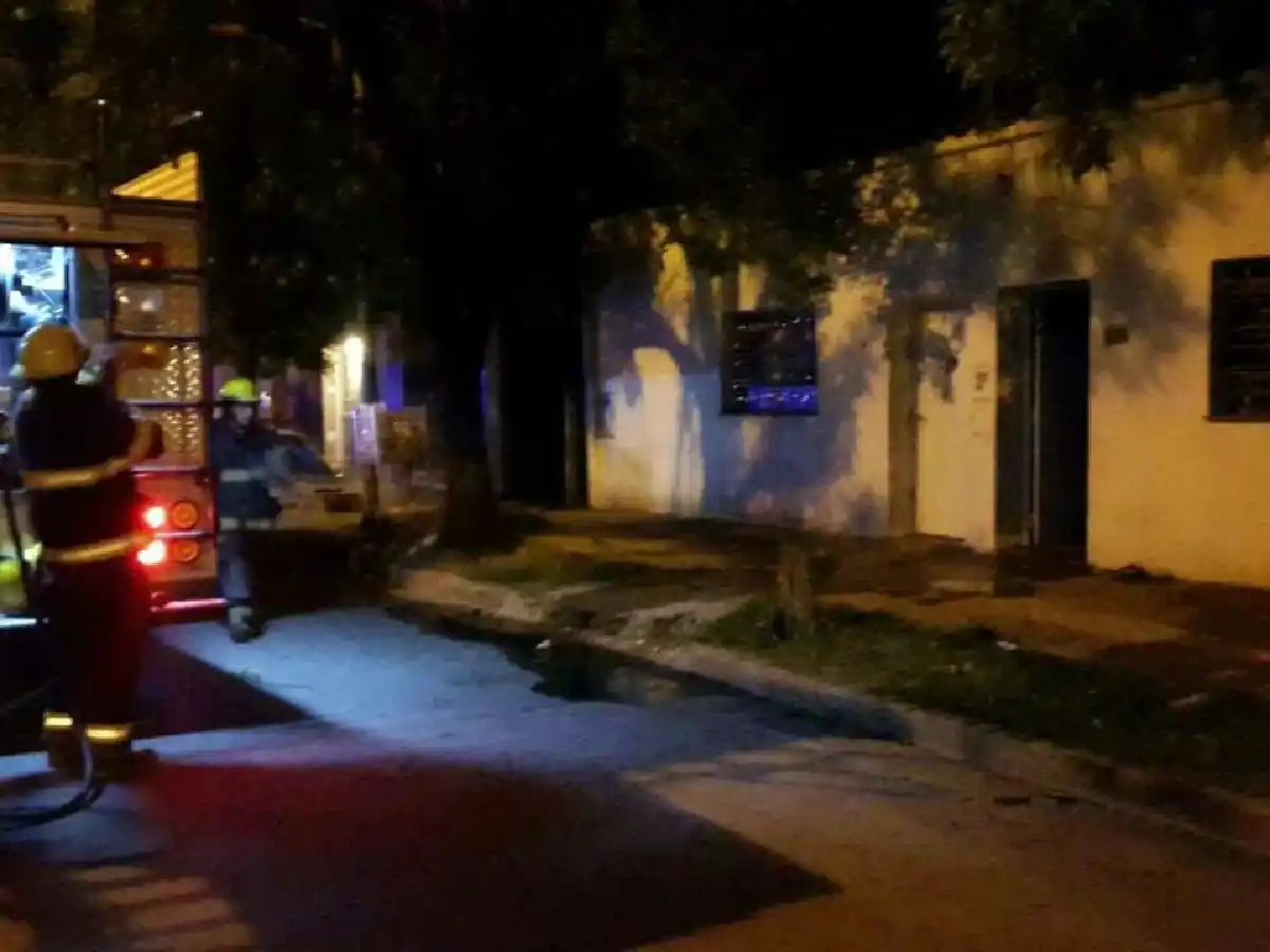 Los bomberos sofocaron un incendio en barrio Sarmiento