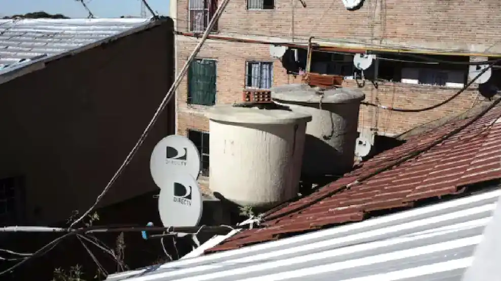 La bacteria ya afectó a vecinos de dos edificios en Ciudadela.