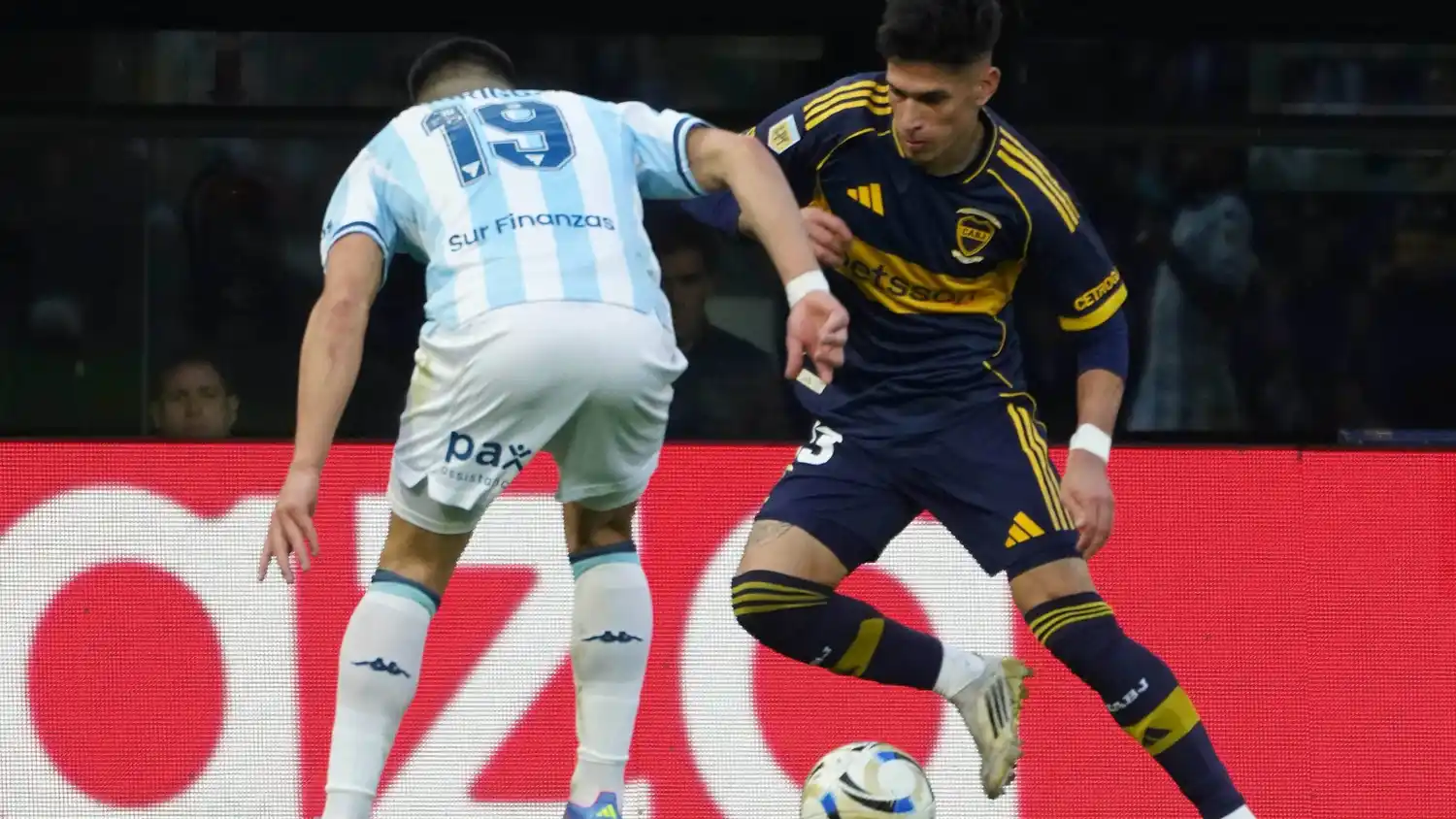 Aguirre intenta la gambeta ante Rodríguez.