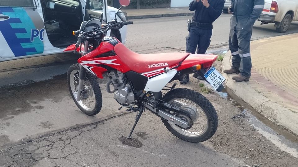 Un motociclista terminó en el Hospital luego de colisionar contra una camioneta