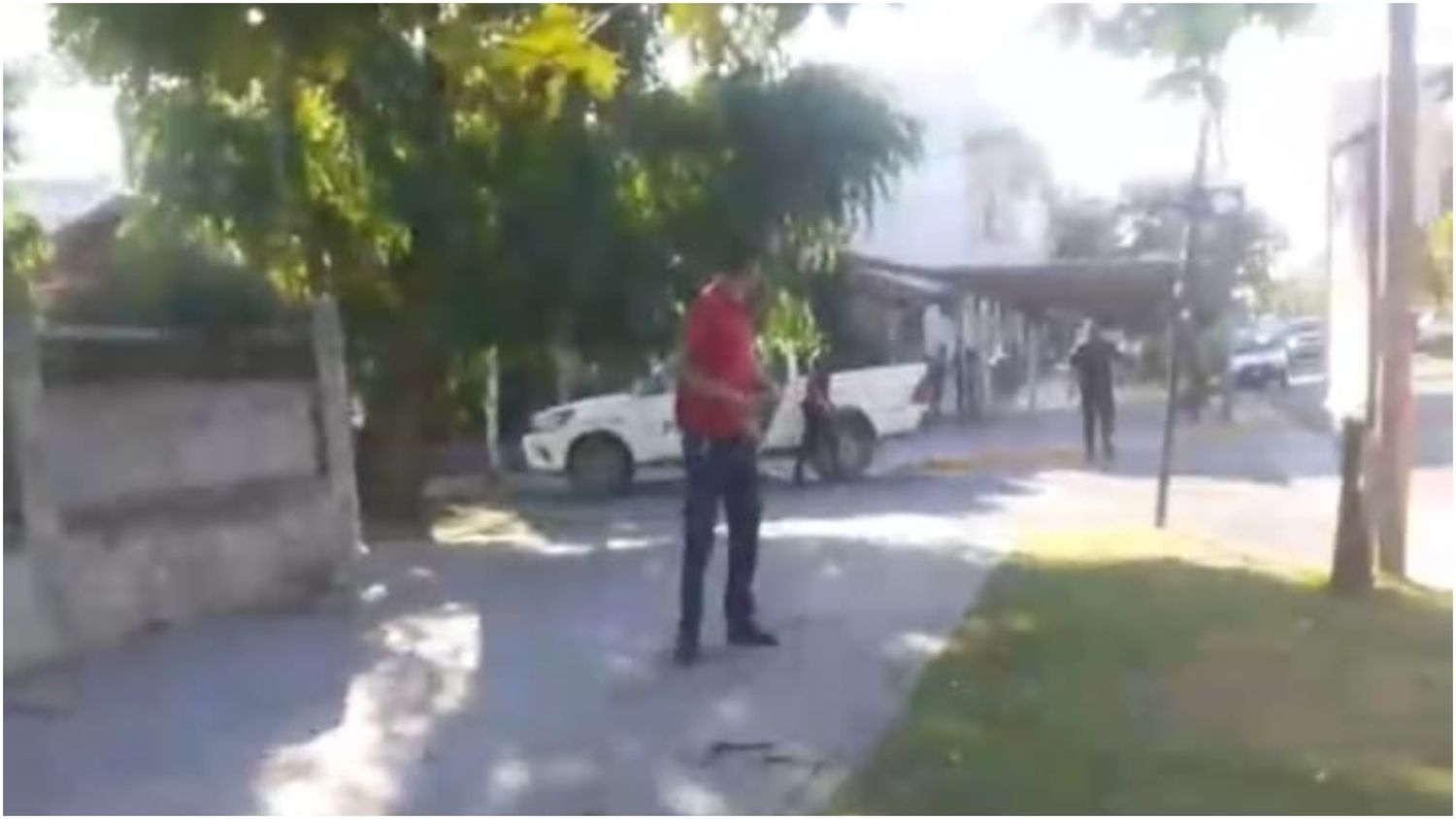 Uno de los empleados conduce a la Policía hasta la mujer acusada.