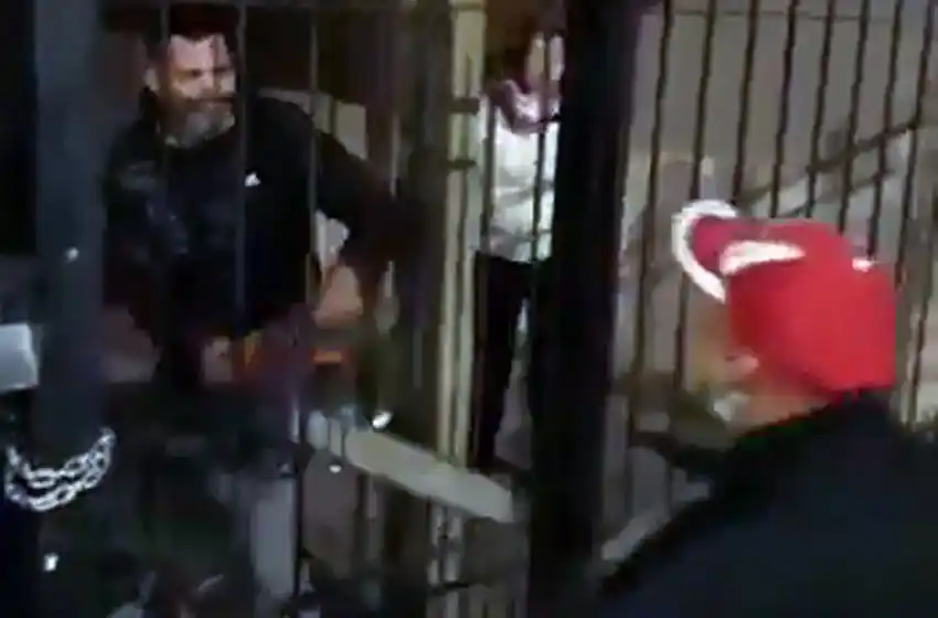 Usurparon la casa de una anciana fallecida y amenazaron con una motosierra a los vecinos