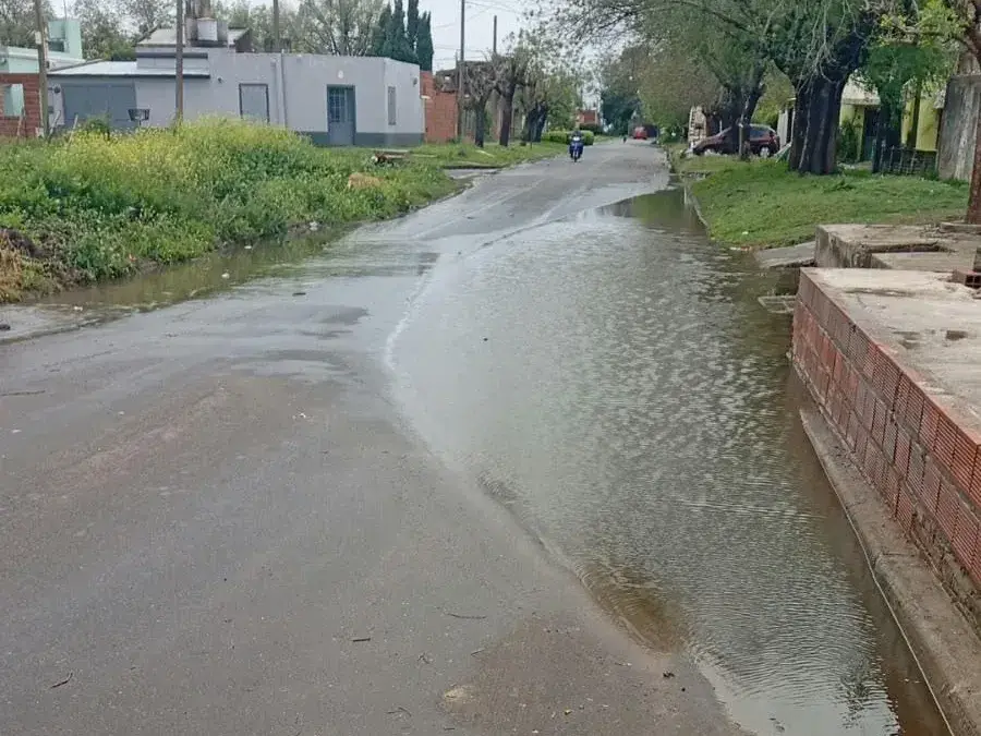 Cloacas rebalsadas en Pedro Cabrera y Saavedra