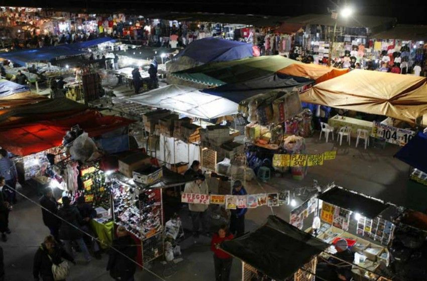 Más de dos mil policías allanan 500 puestos de "La Salada"