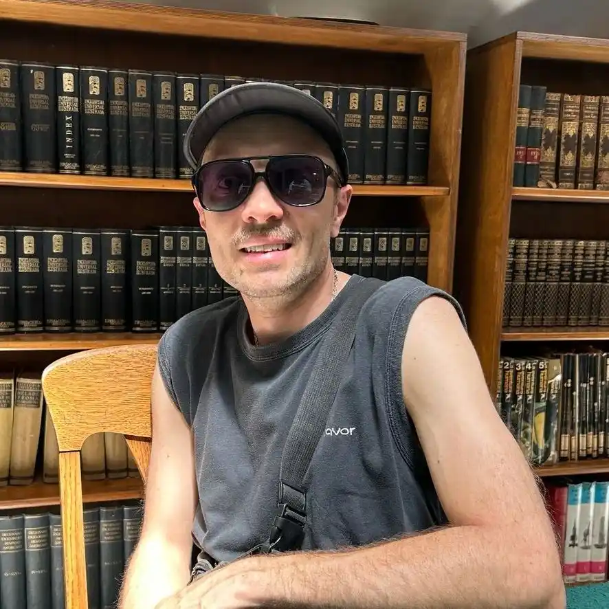 Gustavo Sabatini visitó La Voz del Pueblo para contar las características que tendrá esta presentación. Explicó los detalles que se pueden observar en sus obras
