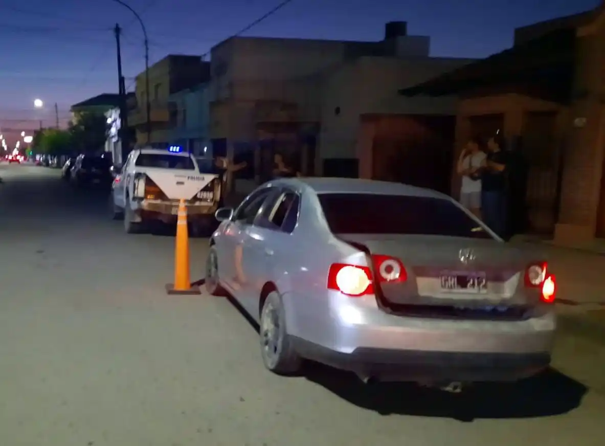 Policías descubrieron que el acusado del robo escapó del lugar en un vehículo de alta gama