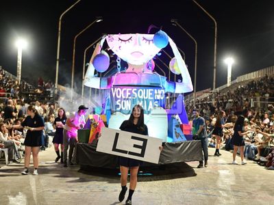 Los estudiantes deslumbraron con sus creaciones al público presente en el Desfile de Carrozas