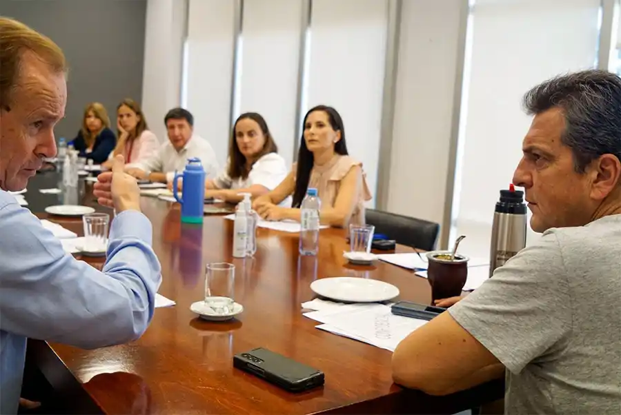 Sergio Massa junto a legisladores