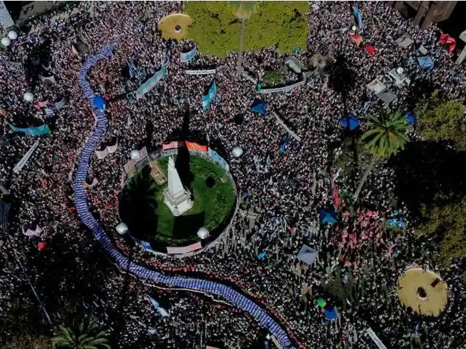 Miles de personas colmaron la Plaza de Mayo en Buenos Aires: “Que nos digan dónde están”