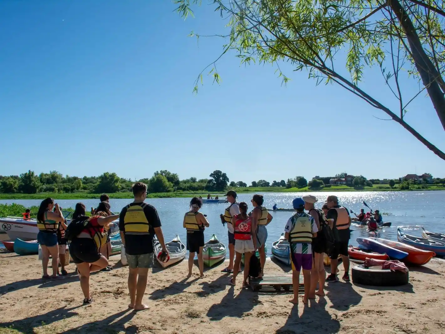Paseo náutico educativo por Isla Victoria: una experiencia para disfrutar y aprender