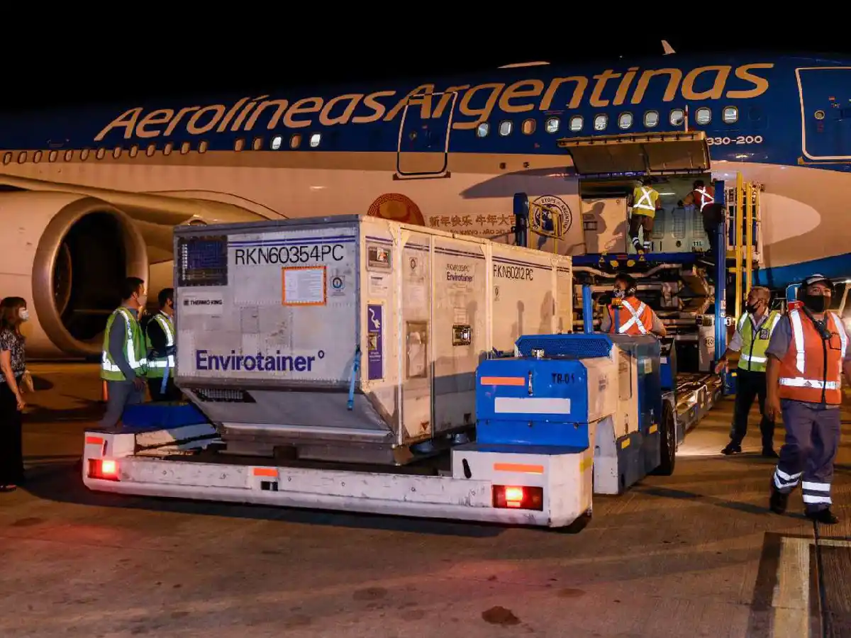 Llegó un vuelo con 768 mil vacunas de Sinopharm
