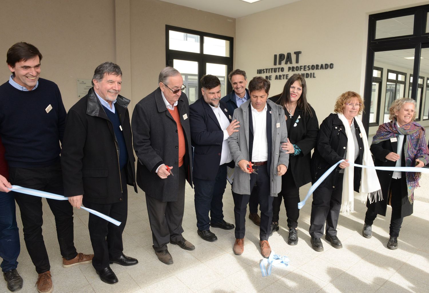 Rogelio Iparraguirre, Alberto Sileoni, Miguel Lunghi, Pedro Tissier, Gabriel Katopodis, Axel Kicillof, Silvia Caresía, Carmen Núñez y Daniela Urdampilleta, en el corte de cintas de la anhelada sede del Conservatorio de Música y el IPAT. 









Arte y música, a cargo de los estudiantes de ambas instituciones.