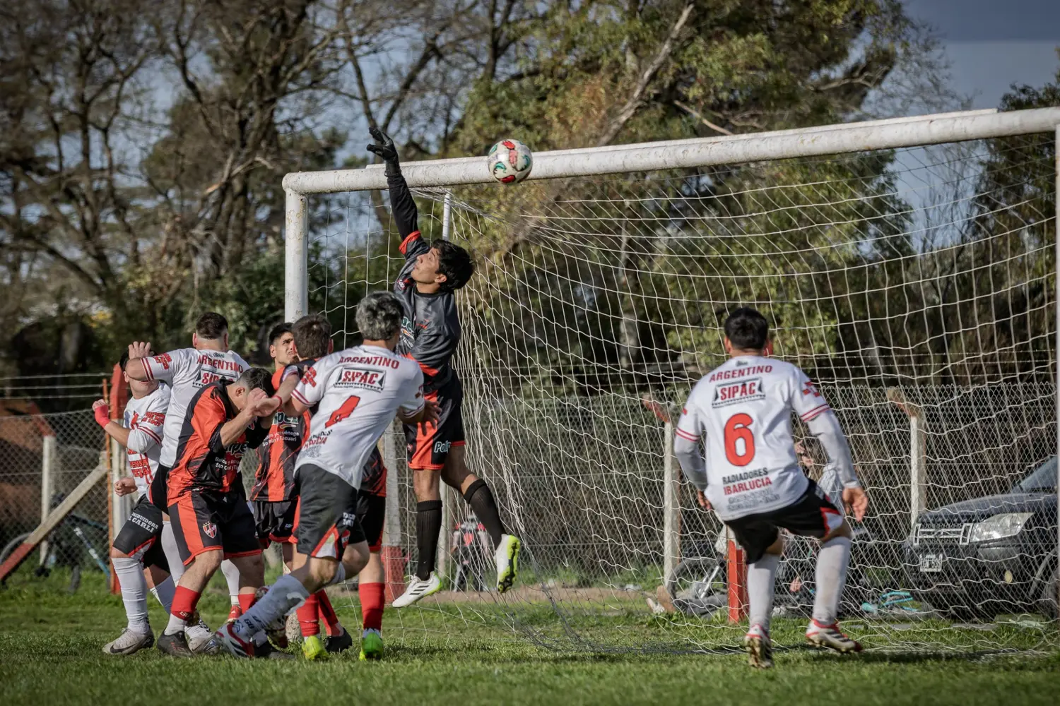 Flores de Argentino ya impactó con su cabeza al balón que supera al arquero Reynoso de Cascallares para que el Bicho festeje el 2-0 transitorio (Foto: Ale Zygal)