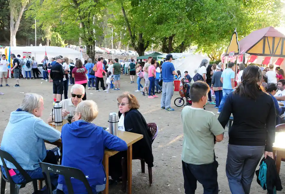 Por primera vez en espacio propio, se realizó la feria de colectividades  