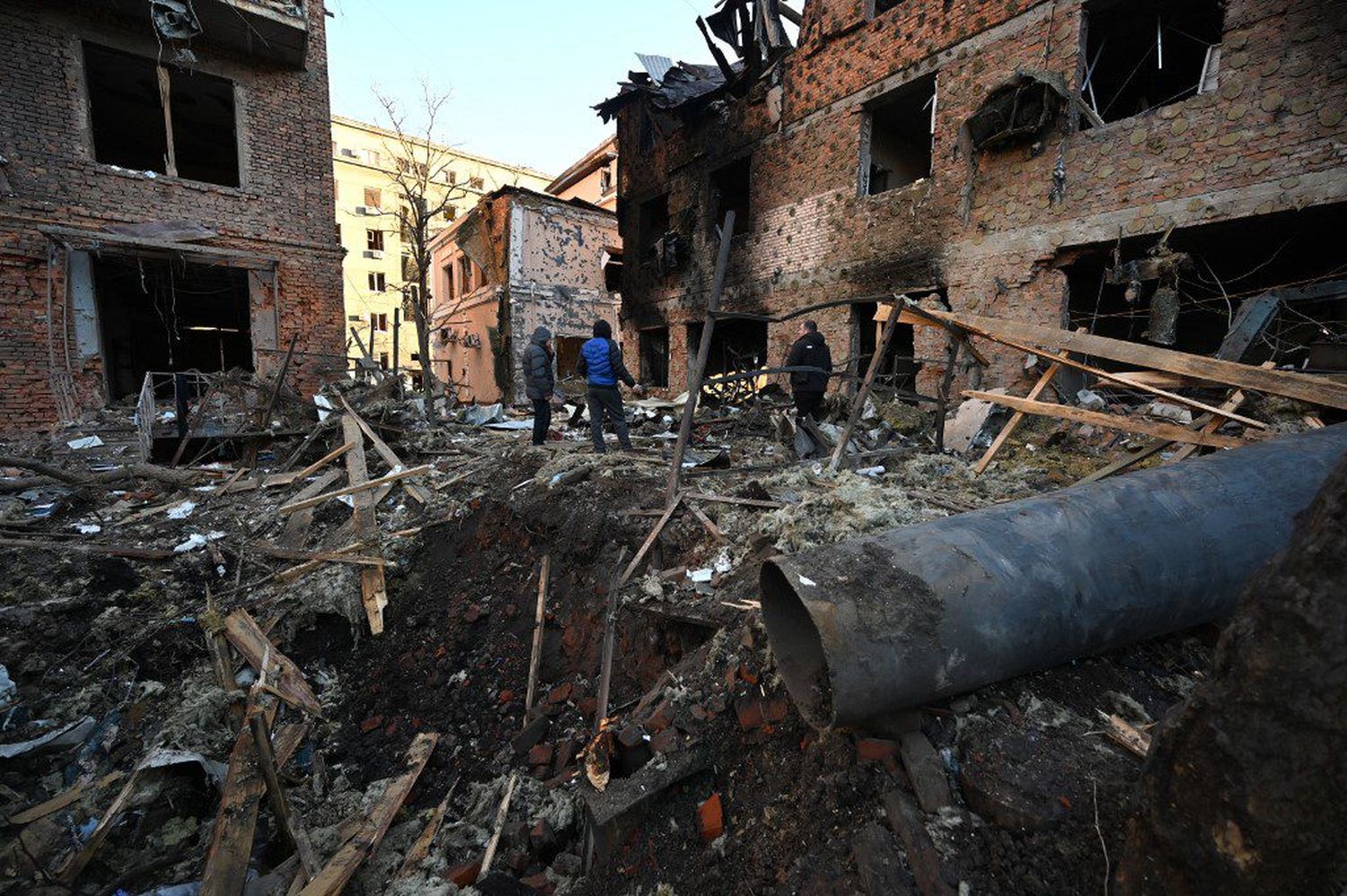¡UCRANIA DICE QUE ERAN EDIFICIOS CIVILES! Rusia devuelve el golpe con gran escalada de bombas sobre Járkov