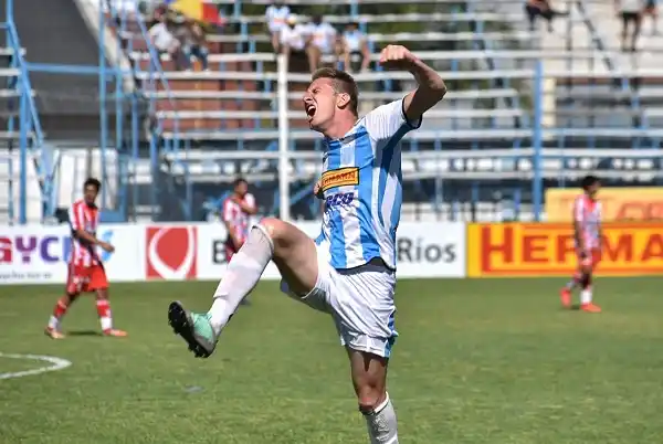 Juventud ganó en Pergamino y sigue peleando en su zona