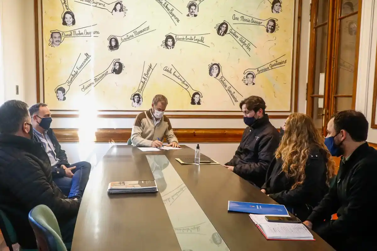 Piaggio firmó un convenio de pasantías con la Escuela Técnica Nº 2